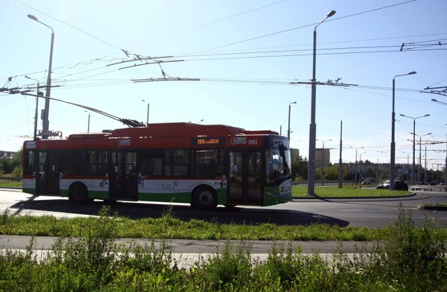 MPK szuka pieniędzy na remont trakcji, ale równolegle miasto buduje nowe odcinki, na zdjęciu trolejbusy na ul. Jana Pawła II 