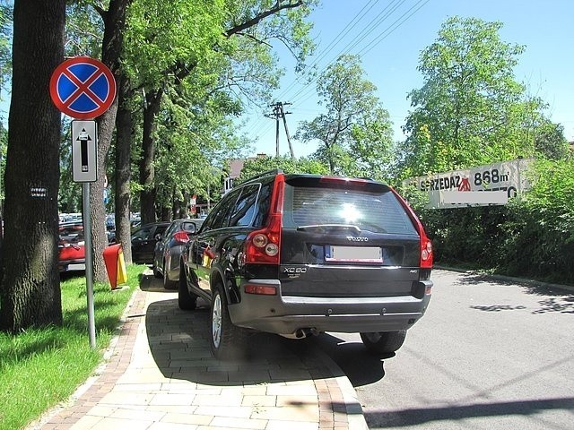 Parkowanie na zakazie. Przy Starcie to codzienność