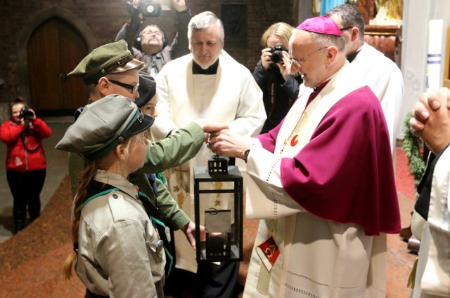 Światełko betlejemskie przejmuje z rąk harcerzy bp Paweł Stobrawa.