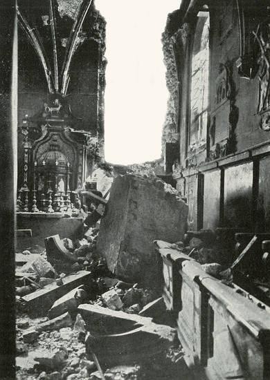 Kaplica Mariacka na Wawelu po zrzuceniu przez sowieckie lotnictwo bomby lotniczej na dziedziniec Stefana Batorego