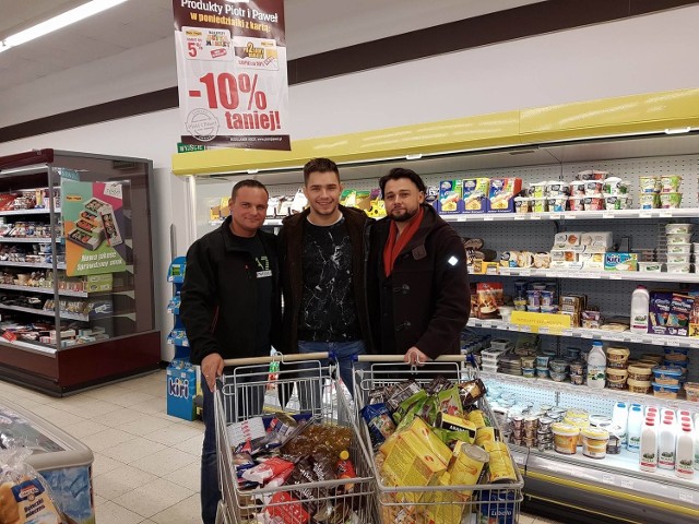 Adam Niedźwiedź w środku wspólnie z kolegami z Kędzierzyna-Koźla na zakupach.