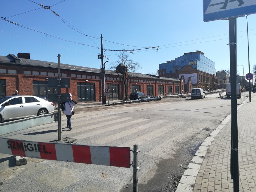 Budowa torowiska na ulicach Rzgowskiej i Dąbrowskiego.