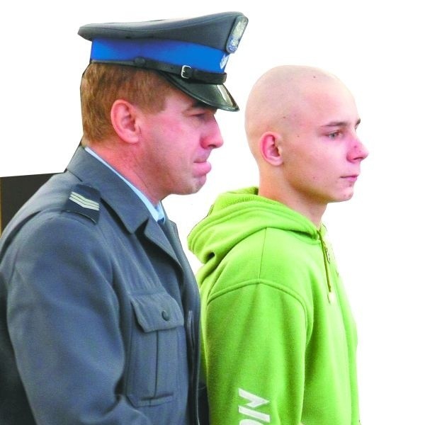 Wojciech Minkowski ma 18 lat. Do sądu trafił z aresztu. Policjanci prowadzili go w kajdankach. Spokojnie zajął miejsce w sali rozpraw. 