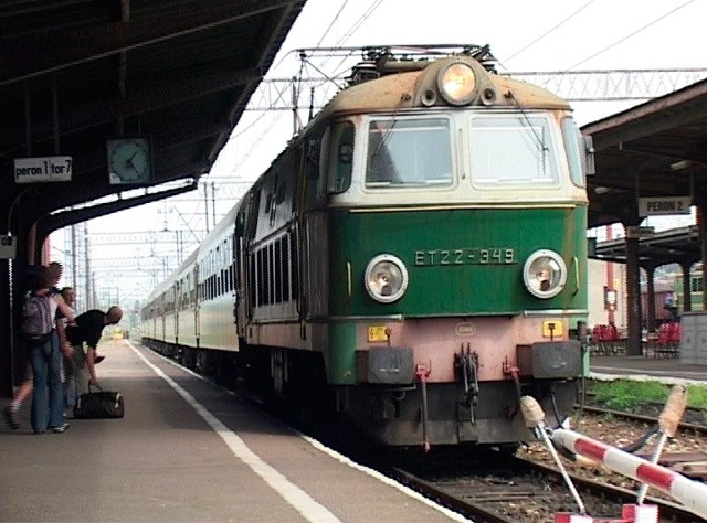 Niebawem po zachodniopomorskich torach pojadą pociągi w nowych barwach - bez znaku PKP do tego &#8222;uzbrojone&#8221; w system GPS. Szefowie Przewozów Regionalnych przekonują, że to słuszna droga. Bez tych zmian dalszy byt przewoźnika byłby poważnie zagrożony.