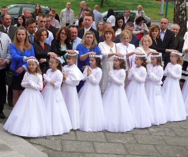 Błogosławieństwo dzieci przez rodziców przy kościele Trójcy Przenajświętszej w Stalowej Woli.