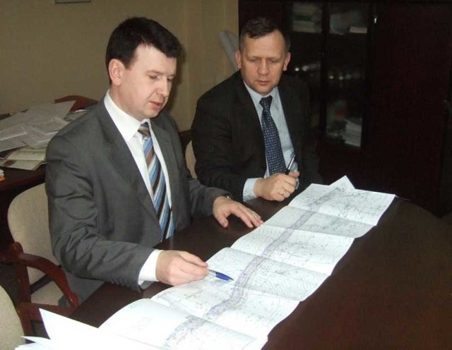 Wiceprezydent Ostrowca Jarosław Górczyński (z lewej) i naczelnik Wydziału Inwestycji Miejskich Krzysztof Kowalski analizują projekt ulicy Denkowskiej.