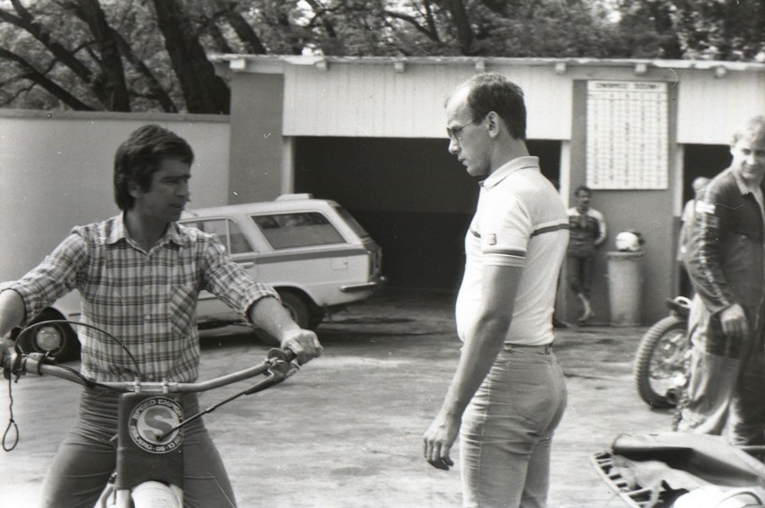 1984 rok. Żużlowcy w parkingu na stadionie Falubazu Zielona...