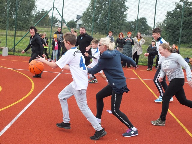 Po otwarciu i poświeceniu boiska rozegrano pierwszy mecz koszykówki, rodziców i uczniów.