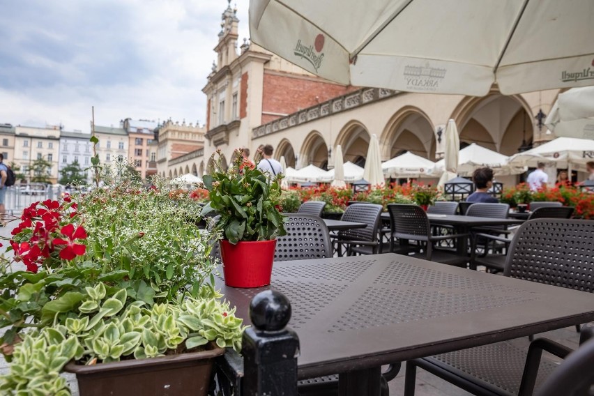 Puste kawiarnie i ogródki restauracji na Rynku Głównym