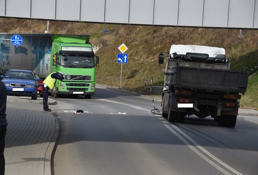 Tarnów. Dramatyczne sceny na Warsztatowej. Rowerzysta wjechał pod ciężarówkę