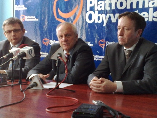 Od lewej Robert Surowiec radny PO, wicemarszałek Stefan Niesiołowski, poseł Witold Pahl.