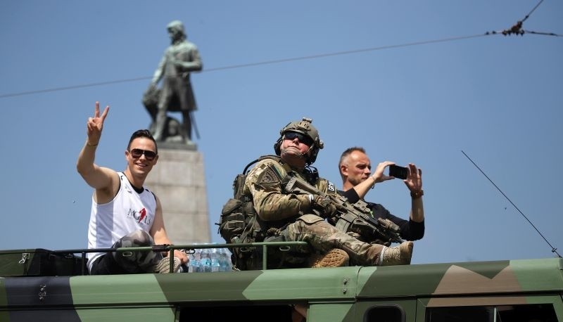 Celebryci w wojskowych pojazdach przemknęli ulicą Piotrkowską [zdjęcia]