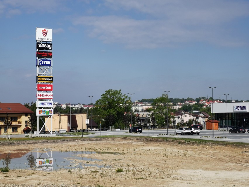 Miało być wielkie otwarcie, była wielka klapa. Park Handlowy Kasztelania w Chrzanowie nie został otwarty [ZDJĘCIA]