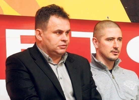 Trener Wesołowski (pierwszy z lewej) wierzy w awans swojej drużyny