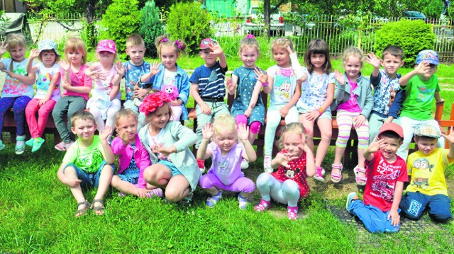 Super Przedszkolaki z trzeciego miejsca w powiecie niżańskim w ogrodzie, a słoneczna pogoda sprzyjała zabawie na świeżym powietrzu. Po uśmiechniętych buziach widać, że maluchy czuja się ze soba bardzo dobrze, że przedszkole jest bezpiecznym miejscem