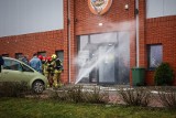 Płonie siłownia Dragon w Lesznie. Ogień pojawił się w saunie i przeniósł na budynek. Ewakuowano kilkanaście osób