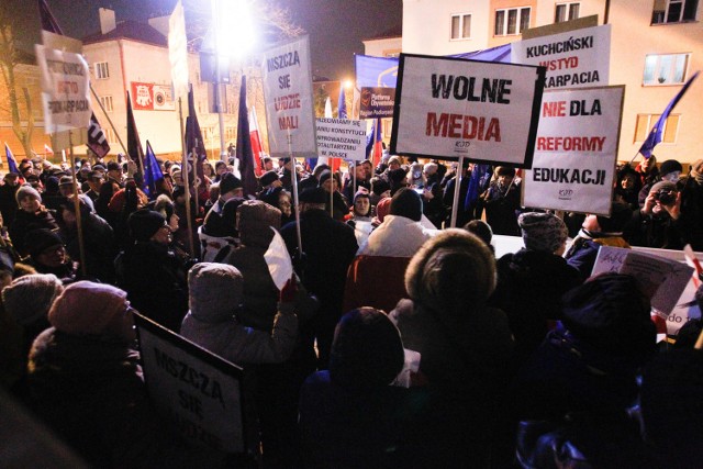 Na demonstrację na ul. Hetmańską w Rzeszowie, gdzie mieści się siedziba Prawa i Sprawiedliwości, przyszli zwolennicy Komitetu Obrony Demokracji, ale nie brakowało też osób związanych z partiami politycznymi (Razem, SLD, PO). Spośród kilkuset uczestników manifestacji sporo było zwykłych rzeszowian. Wszystko mimo kilkustopniowego mrozu. Skandowano "kto nie skacze ten za PiSem", "Kuchciński wstyd Podkarpacia", "żądamy przestrzegania konstytucji". Manifestacja została zwołana w Rzeszowie, tak jak w wielu innych miastach Polski, po ostatnich, piątkowych wydarzeniach w Sejmie. Na dzisiaj, na godz. 12.00, zapowiedziano kolejną demonstrację przed siedzibą PiS w Rzeszowie przy ul. Hetmańskiej. Skandowano m.in.: "wolność, równość, demokracja", albo "kto nie skacze ten za PiS-em". "Wolne media. Spieprzaj dziadu do diabła", "Kuchciński wstyd Podkarpacia", "Mszczą się ludzie mali", "Obronimy demokrację", "Żądamy przestrzegania konstytucji", "Nie dla reformy edukacji" czy "Władzo dość zemsty na wojskowych emerytach".