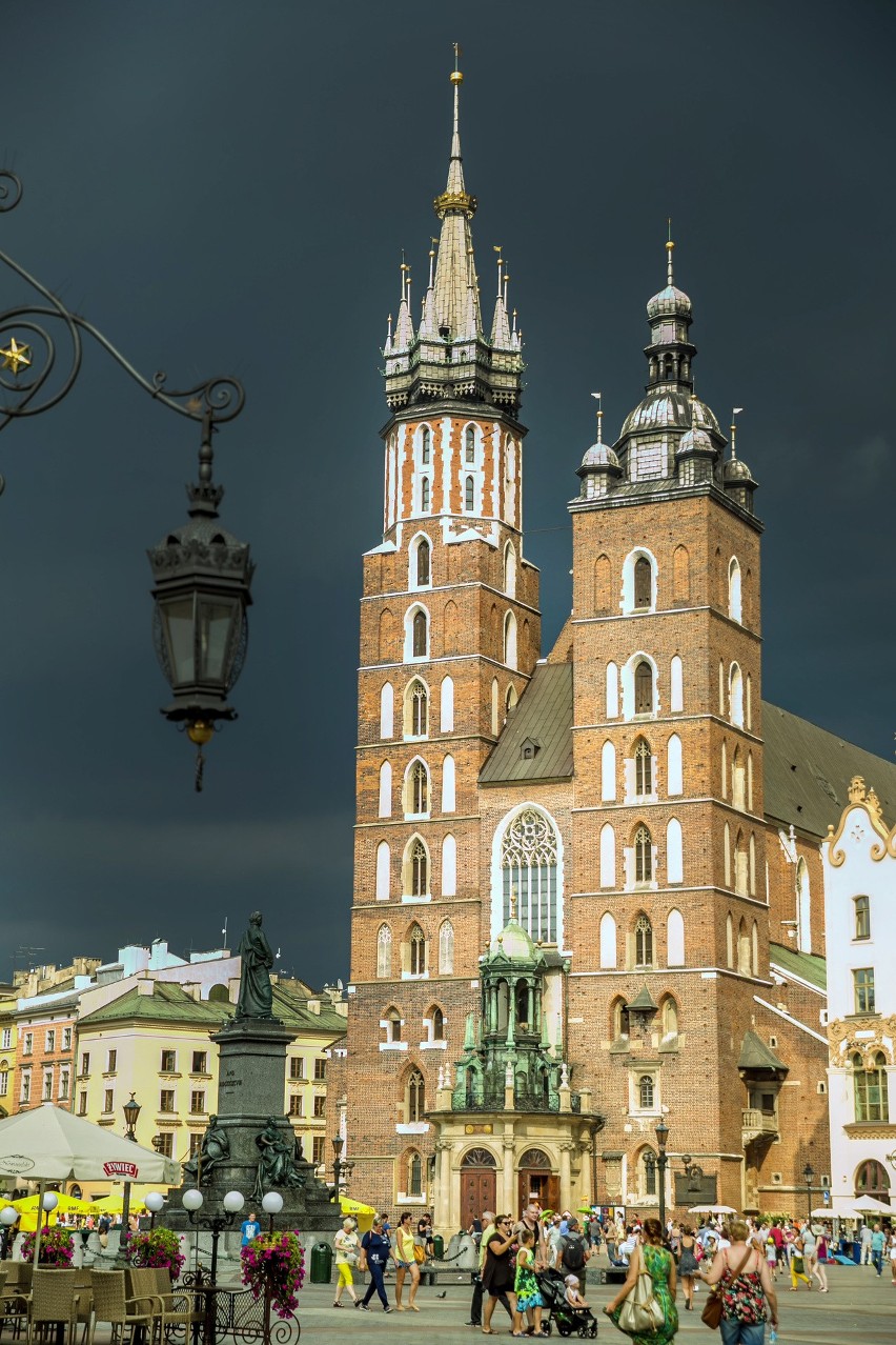 Kraków przed burzą, zobacz jak wyglądał w piątek Rynek przed nawałnicą [GALERIA]