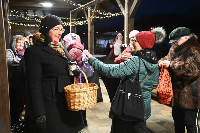 Jarmark świąteczny w Kępicach. były świąteczne potrawy, wyroby rękodzielnicze i zimowa herbata.