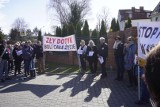 Pedofilia w Kościele: Manifestacja pod Zakonem Chrystusowców w Puszczykowie. Domagają się wycofania kasacji ws. księdza Romana B. [ZDJĘCIA]