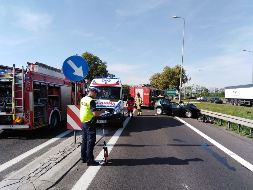 Wypadek pod Toruniem. Zderzenie autobusu PKS i samochodów osobowych [zdjęcia]