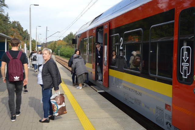 Od najbliższej niedzieli - 20 października zacznie obowiązywać zmieniona organizacja ruchu pociągów. Trwające prace remontowe w okolicach Łodzi będą miały znaczący wpływ na kursowanie pociągów Łódzkiej Kolei Aglomeracyjnej. Aby zminimalizować utrudnienia ŁKA wprowadzi w wielu rejonach zastępczą komunikację autobusową, ale też uruchomi dodatkowe pociągi na wielu trasach.WIĘCEJ CZYTAJ NA KOLEJNYCH SLAJDACH