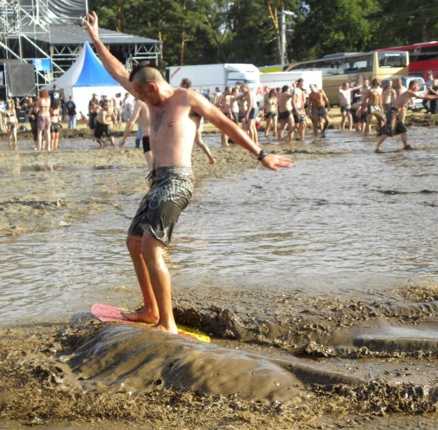 Surfowanie pod grzybkiem? Na Woodstocku są tacy giganci, że potrafią sobie znaleźć falę...