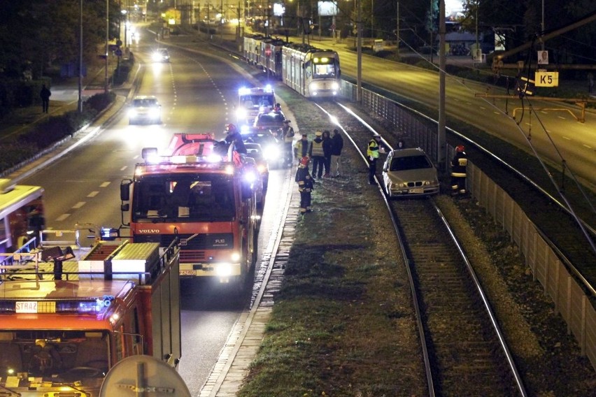 Wypadek na Legnickiej. BMW na torowisku