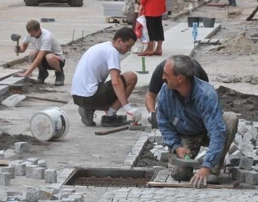 Na ul. Żeromskiego brukarze skupili się na układaniu ciągów pieszych, bo na nie mają odpowiedni granit (fot. Paweł Janczaruk)