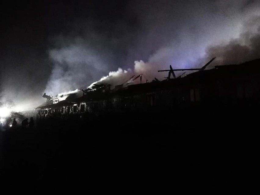 01.01.2021 Pożar budynków po PGR Grabowo wybuchł ok. godz....