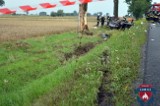 Śmiertelny wypadek w miejscowości Zduny Wieś niedaleko Łowicza. Samochód uderzył w drzewo [ZDJĘCIA]