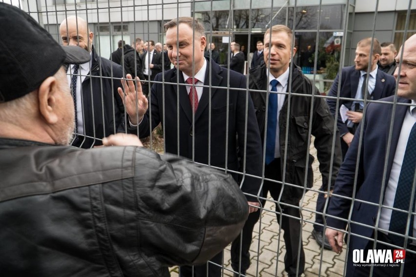 Prezydent Duda spotkał się z wyborcami. Przez płot