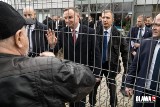 Prezydent Duda spotkał się z wyborcami. Przez płot