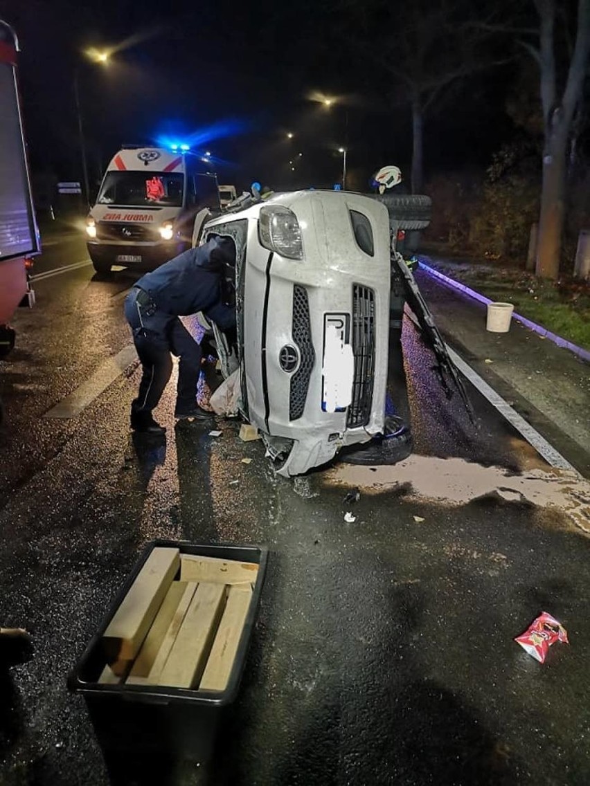 Wypadek w Nowym Tuchomiu 18.11.2020 r. W drodze na miejsce doszło do kolizji z udziałem wozu strażackiego