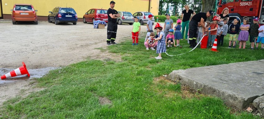 Pokaz sprzętu strażackiego w Kurozwękach. Wspaniała zabawa połączona z edukacją (ZDJĘCIA)