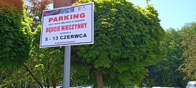 CKiS postawiło tablice informujące o zamknięciu parkingu na jego wjeździe