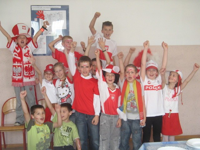 Uczniowie Zespołu Szkół Integracyjnych w Radomiu żywiołowo dopingują piłkarzy w swoje własnej strefie kibica.