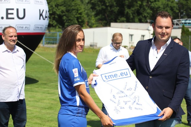 Przed sezonem kapitan drużyny Daria Kurzawa wręczyła okolicznościową koszulkę Andrzejowi Kuczyńskiemu, członkowi zarządu TME. Niecodzienny trykot przynosi szczęście wszystkim