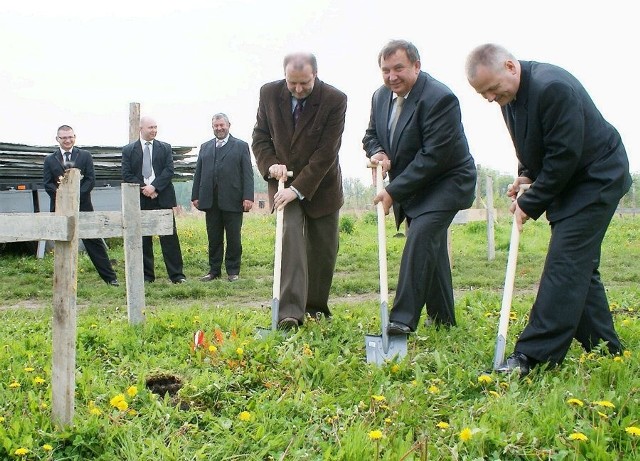 Tu stanie drugi mały dom dziecka. Łopaty w plac budowy wbijają: Rafał Walter, dyrektor Powiatowego Centrum Pomocy Rodzinie, starosta Tadeusz Majewski i wicestarosta Sławomir Szeliga