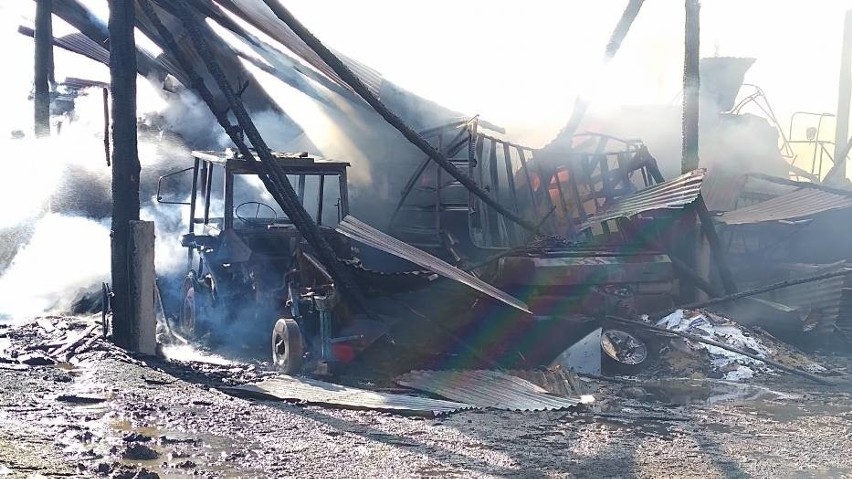 Pożar w Węgorzynku, gm. Miastko 24.03.2020. Spaliły się maszyny rolnicze w budynku gospodarskim 