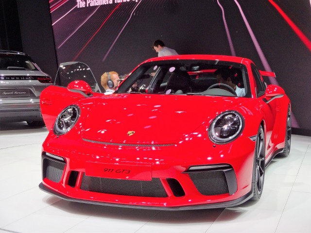 Porsche 911 GT3 Sercem auta jest 4-litrowy wolnossący silnik typu bokser. Wysokoobrotowa jednostka o mocy 368 kW (500 KM) praktycznie nie różni się od tej stosowanej w rasowym samochodzie wyścigowym 911 GT3 Cup. Fot. Tomasz Szmandra