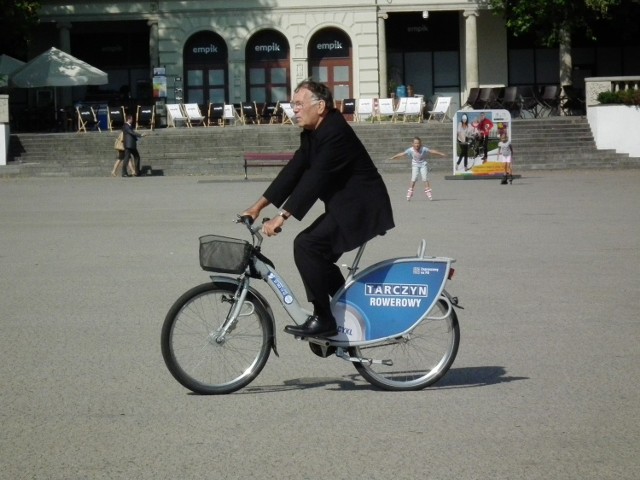 Duńczyk na placu Wolności wypróbowywał rower miejski...
