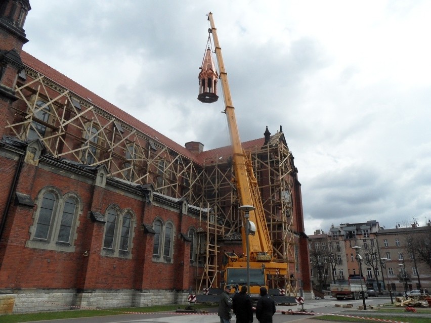 Katedra w Sosnowcu ma nową wieżyczkę [NOWE WIDEO, ZDJĘCIA] Zobacz montaż
