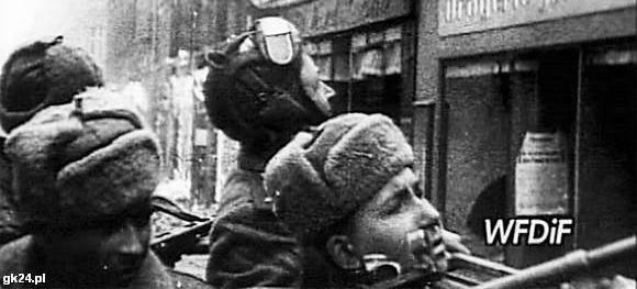 Jeden z fragmentów filmu: rosyjscy żołnierze jadą najprawdopodobniej dzisiejszą ul. Zwycięstwa. Z tyłu płonące kamienice.