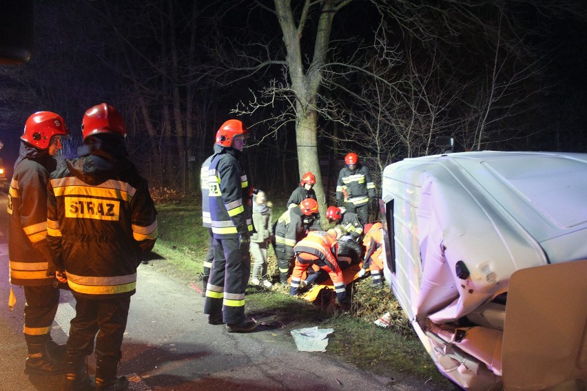 Wypadek na Strykowskiej w Łodzi. Zderzenie busa i betoniarki [ZDJĘCIA, FILM]