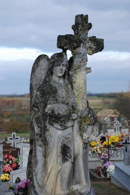 Jeden ze starych nagrobków na cmentarzu w Sulisławicach.