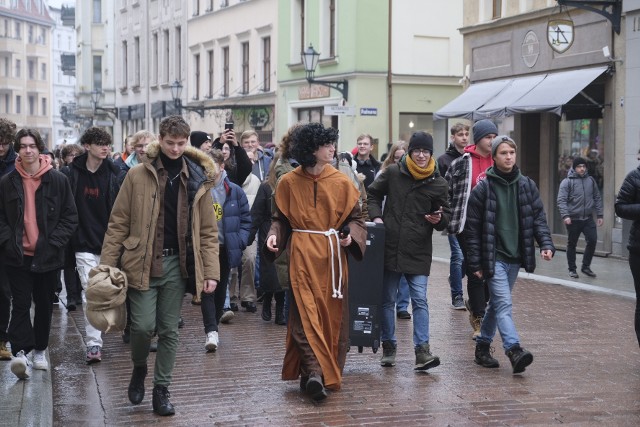 Uczniowie "jedynki" w pochodzie przez starówkę i przed pomnikiem Mikołaja Kopernika na Rynku Staromiejskim