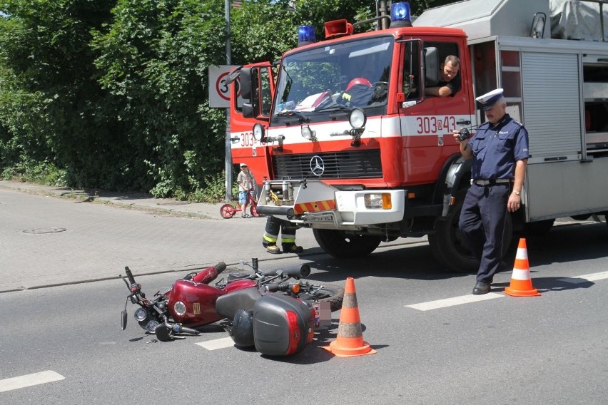 Wypadek z udziałem motorowerzysty na ulicy Opolskiej