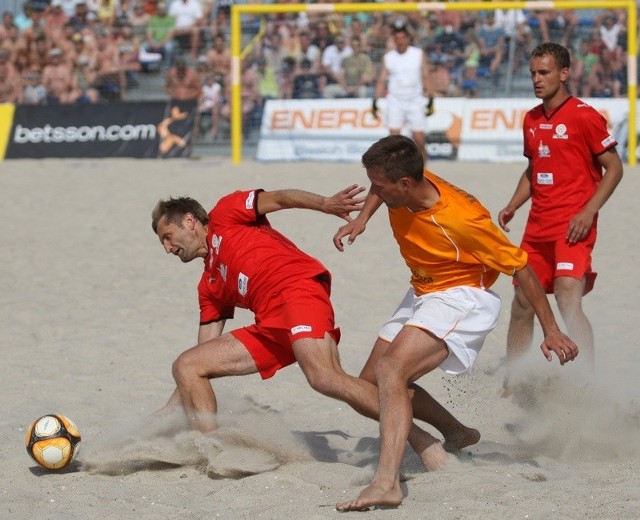 W zeszłym sezonie na plaży w Ustce Team Baltica Słupsk (czerwone stroje) znalazł się na czwartej pozycji w kraju. Przy piłce Piotr Dubiela.