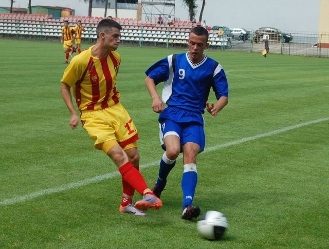 Zespół Młodej Ekstraklasy Korony Kielce przegrał w sparingu 1:3 z trzecioligowym Granatem Skarżysko. Na zdjęciu Piotr Duda z "młodej&#8221; Korony (z lewej) oraz Albert Brudek z Granatu.